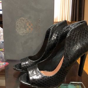 Vince Camuto 8 1/2 black heels